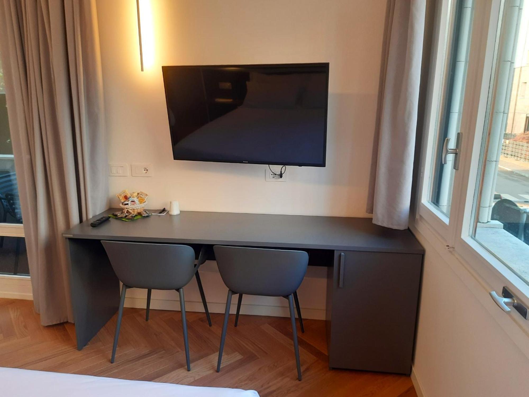 Mako Suites - Centro E Stazione Монца Екстериор снимка