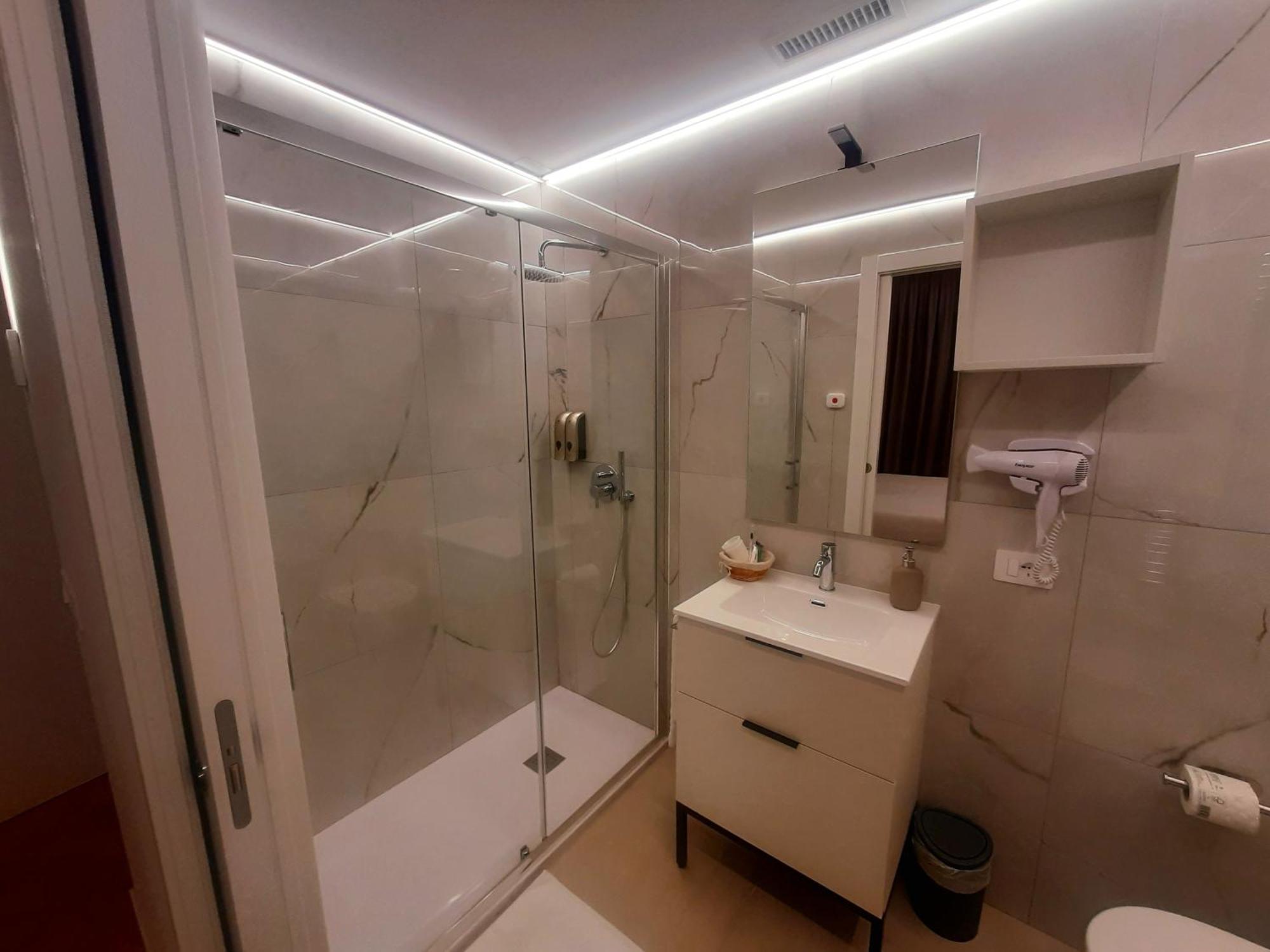 Mako Suites - Centro E Stazione Монца Екстериор снимка